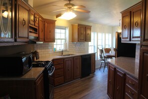 Fridge, microwave, oven, stovetop - Edward House, on 7 acres, not far from Notre Dame & Golf Course (Walkerton)
