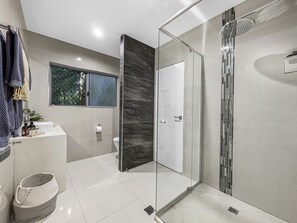 Douche, sèche-cheveux, serviettes fournies, savon