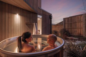 Outdoor spa tub - Central Queenstown Villa & Spa (Queenstown)