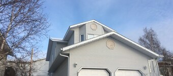 Large home with jacuzzi, sauna and green space!