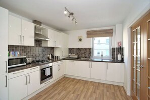 Apartment (3 Bedrooms) | Private kitchen | Fridge, microwave, electric kettle, toaster