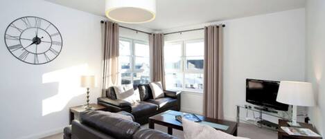Apartment (3 Bedrooms) | Living room