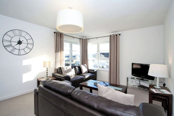Apartment (3 Bedrooms) | Living room