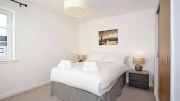 Apartemen (3 Bedrooms) | 3 kamar tidur, seprai premium, dan ruang kerja ramah laptop