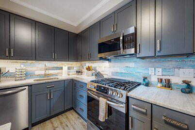 Comfortable and convenient suite steps from the beach with WiFi & AC