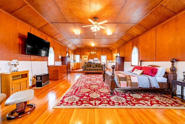 Interior - Unique farm cabin with WiFi, private washer/dryer, & kitchenette (Orick)