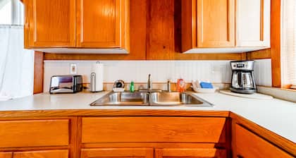 Unique farm cabin with WiFi, private washer/dryer, & kitchenette