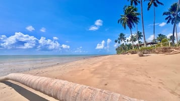 Una playa cerca, arena blanca