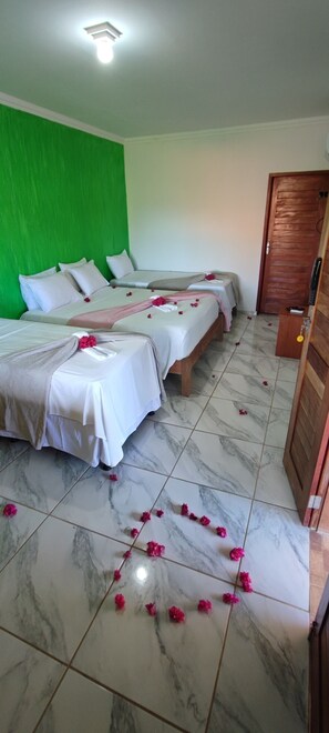 Basic Quadruple Room | Free WiFi - Pousada Sunshine Patacho (Porto de Pedras)
