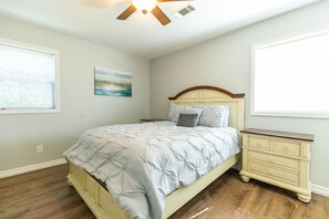 4 makuuhuonetta, työpöytä, silitysrauta/-lauta, ilmainen Wi-Fi