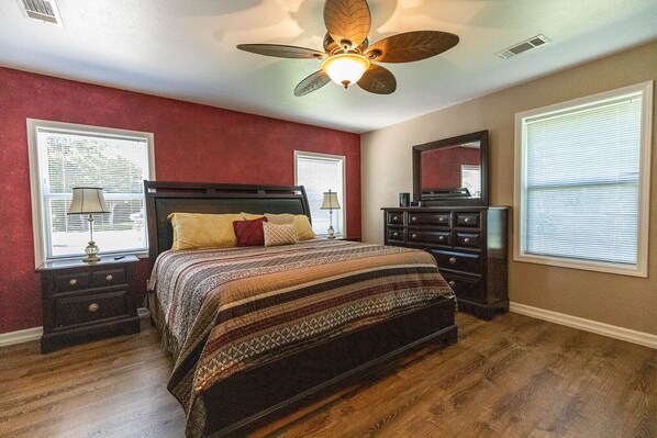 4 habitaciones, escritorio, tabla de planchar con plancha y wifi gratis 