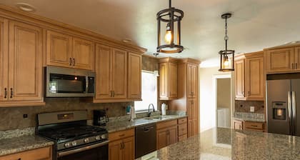 Pine Ridge - close to beach, casinos & downtown Ocean Springs!!