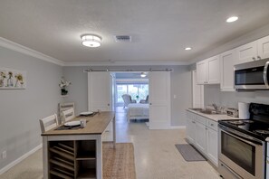 Frigorifero, microonde, forno, piano cottura