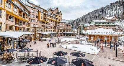 All-season slopeside studio with fireplace, views of Moffat Tunnel