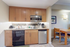 ثلاجة، ميكروويف، موقد طهي مسطح، غسالة أطباق