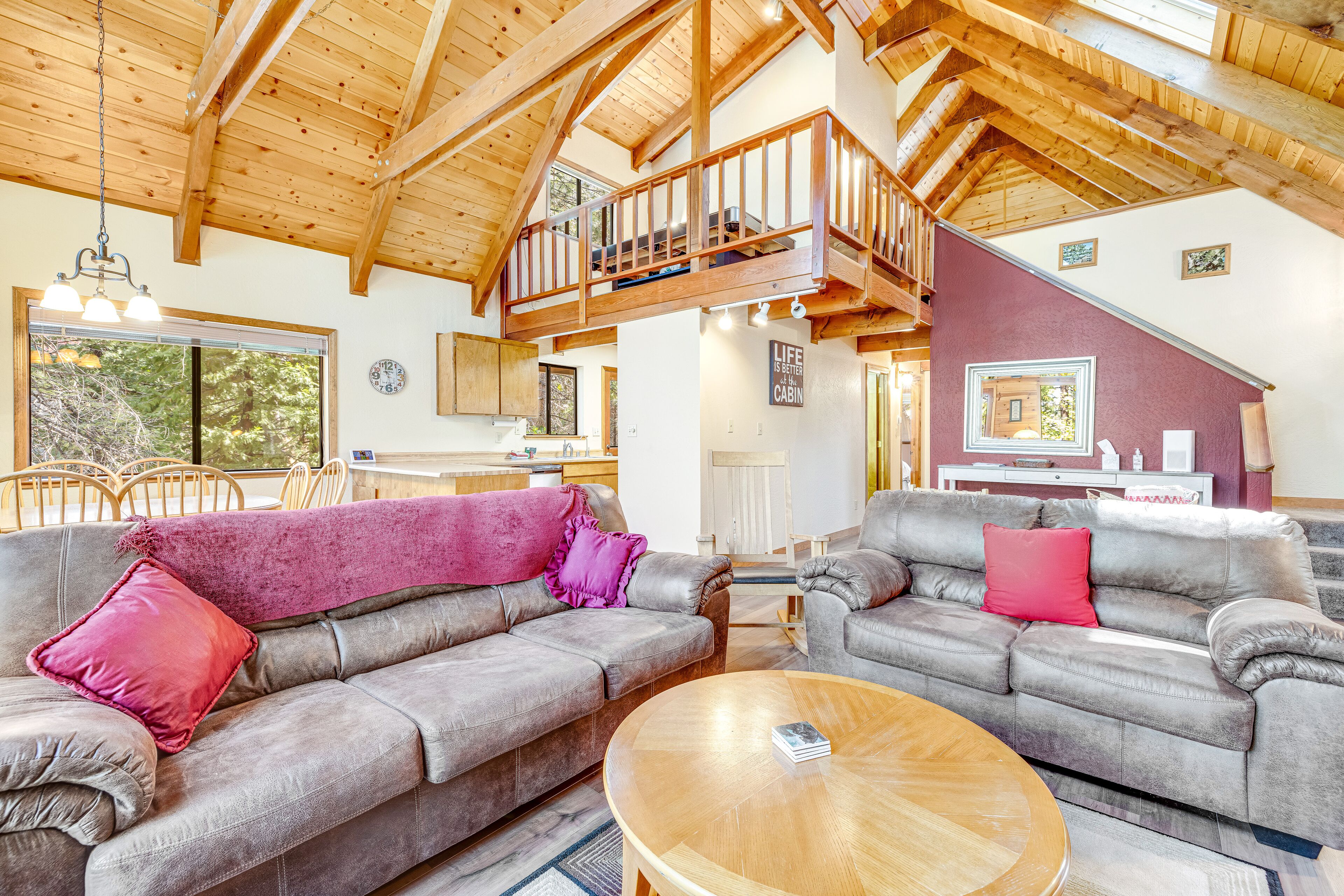 Télévision, cheminée, lecteur de DVD, baby-foot