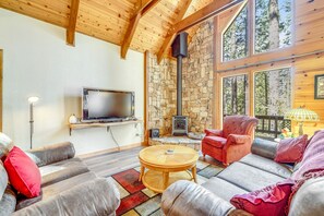 TV, fireplace, DVD player, foosball - Beautiful Blue Lake Springs cabin with fireplace, deck, and private W/D (Arnold)