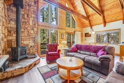 Beautiful Blue Lake Springs cabin with fireplace, deck, and private W/D
