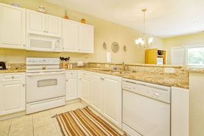 Fridge, microwave, oven, stovetop - Golf-view condo near beach & Broadway - pool, central AC, private washer/dryer (Myrtle Beach)