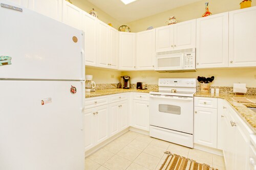 Golf-view condo near beach & Broadway - pool, central AC, private washer/dryer