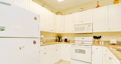 Golf-view condo near beach & Broadway - pool, central AC, private washer/dryer