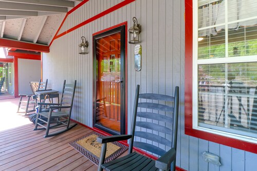 Cozy cottage with central AC, grill, fireplace, washer/dryer, & WiFi