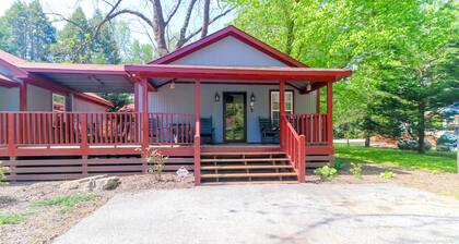 Cozy cottage with central AC, grill, fireplace, washer/dryer, & WiFi