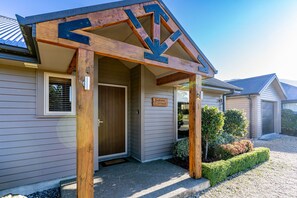 Exterior detail - Fairway Cottage - Hanmer Springs Holiday Home (Hanmer Springs)