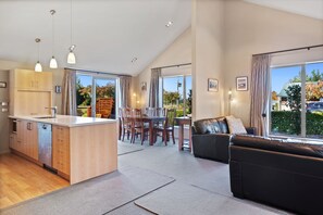 TV, books - Fairway Cottage - Hanmer Springs Holiday Home (Hanmer Springs)