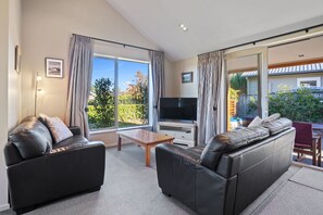 TV, books - Fairway Cottage - Hanmer Springs Holiday Home (Hanmer Springs)