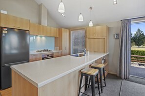 Fridge, microwave, dishwasher, toaster - Fairway Cottage - Hanmer Springs Holiday Home (Hanmer Springs)