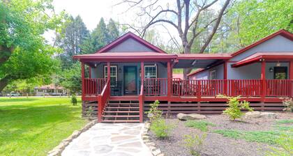 Rustic-chic cabin near fun outdoor attractions - WiFi, front porch & grill