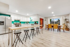 Fridge, microwave, oven, stovetop - Groovy, dog-friendly ranch with pool, fenced yard, AC & W/D (Phoenix)