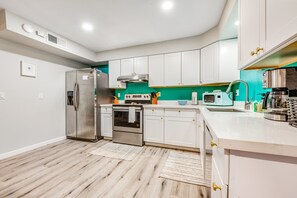 Fridge, microwave, oven, stovetop - Groovy, dog-friendly ranch with pool, fenced yard, AC & W/D (Phoenix)