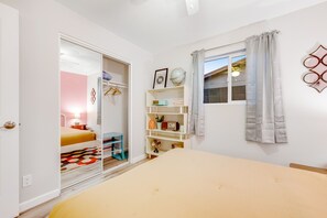 4 bedrooms, internet, bed sheets - Groovy, dog-friendly ranch with pool, fenced yard, AC & W/D (Phoenix)