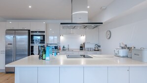 Microwave, oven, stovetop, dishwasher - 2 Deben Wharf in Woodbridge Hosted by Air Manage Suffolk (Woodbridge)