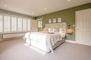 3 bedrooms, laptop workspace, iron/ironing board, bed sheets