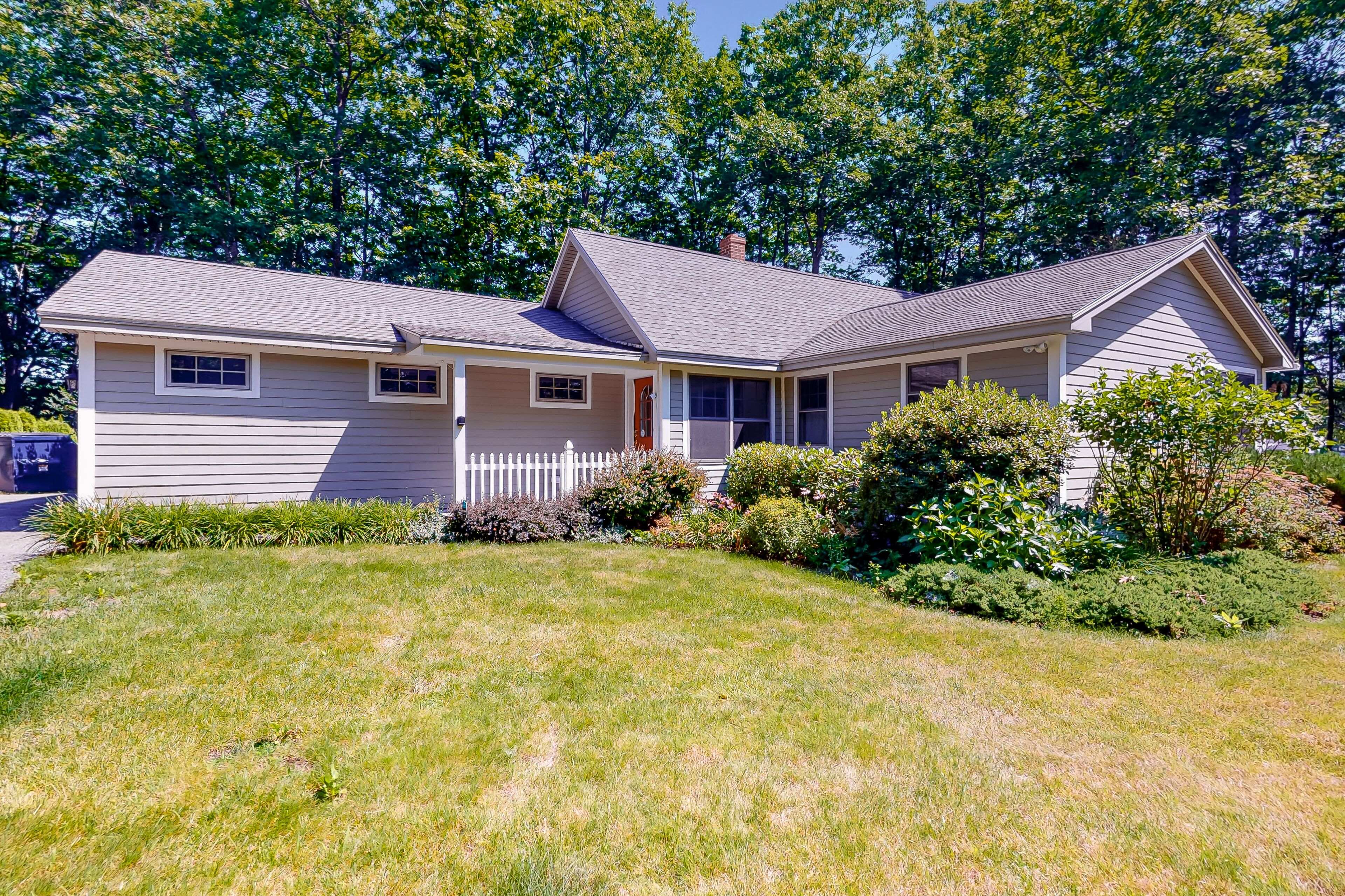 Secluded lakefront home with patio & firepit, fast WiFi, wood stove & W/D