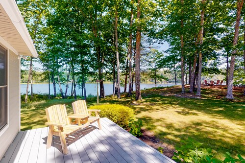 Secluded lakefront home with patio & firepit, fast WiFi, wood stove & W/D