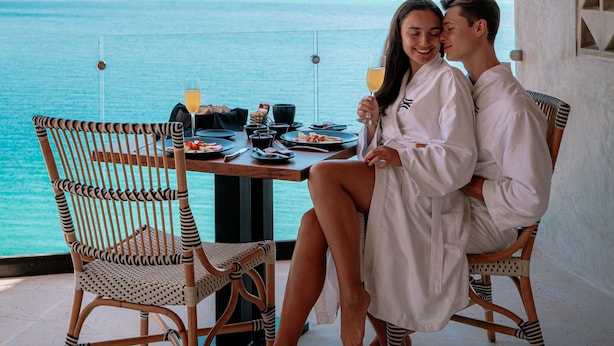 A couple seated at a table with a view of the sea. - Amainah Bacalar Hotel Boutique - Adults Only (Bacalar)