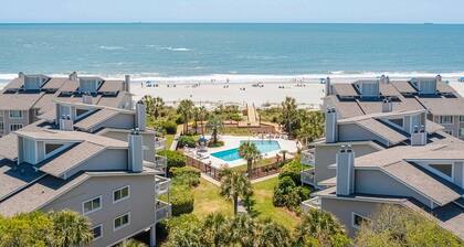 Oceanfront beach condo with WiFi, washer/dryer, pool - snowbirds welcome