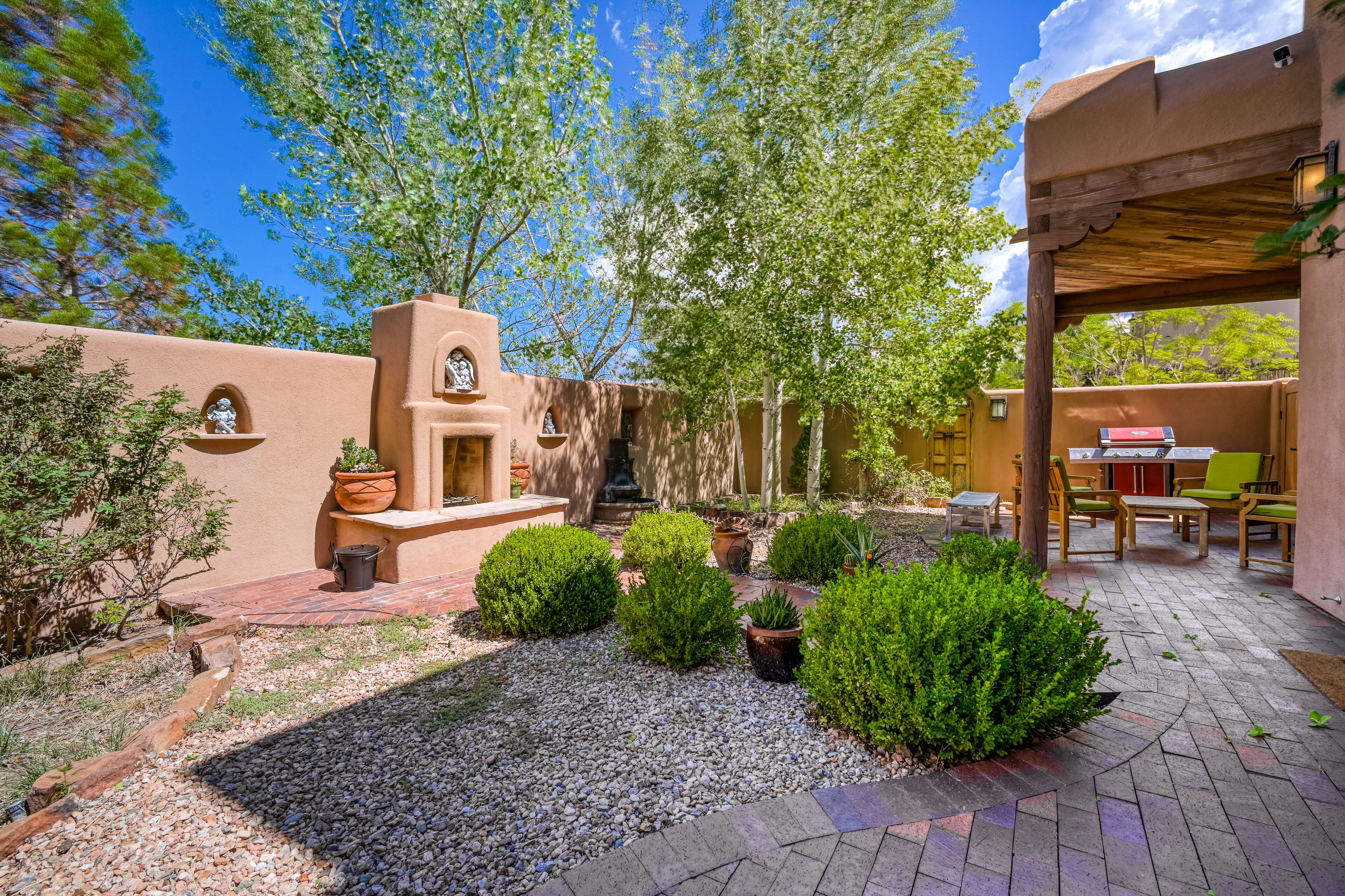 Gorgeous adobe with fenced yard, fireplace, WiFi, & unique details - Dogs OK
