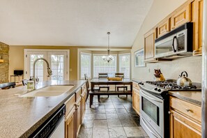 Fridge, microwave, oven, stovetop - Dog-friendly home with pool & hot tub access, fireplace, bikes, and WiFi (Sunriver)
