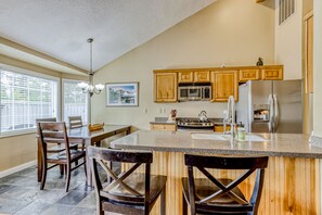 Fridge, microwave, oven, stovetop - Dog-friendly home with pool & hot tub access, fireplace, bikes, and WiFi (Sunriver)