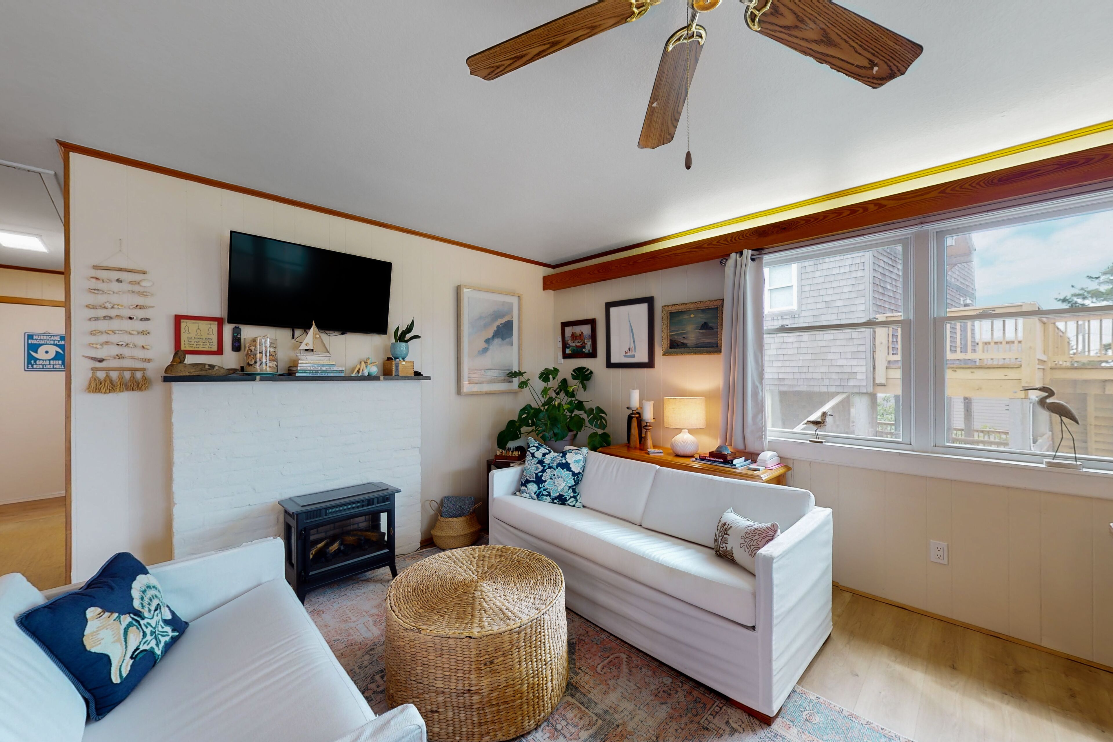 Charming oceanside beach cottage -  short walk to private beach access & marinas