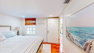 4 slaapkamers, een strijkplank/strijkijzer, internet, beddengoed