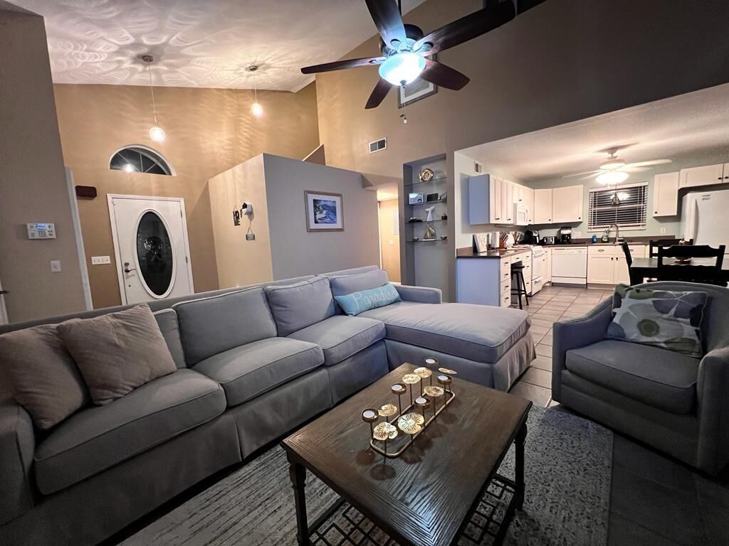 Pebble Cottage PCB - 2 miles to beach!