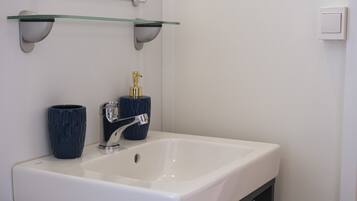 Douche, bidet, serviettes fournies