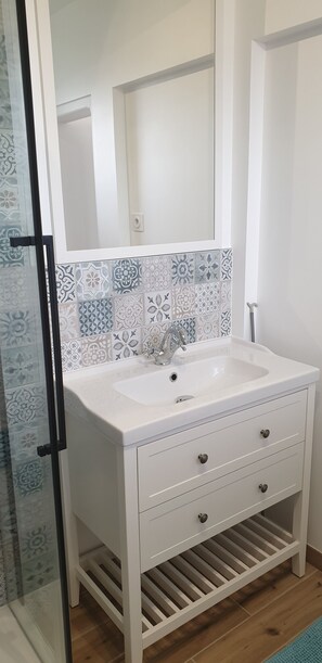 Dusche, Haartrockner, Toilettenpapier