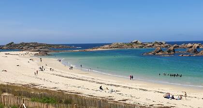 LongÚre rénovée à 4 Kms de la plage et du GR34, accÚs parc à moutons!